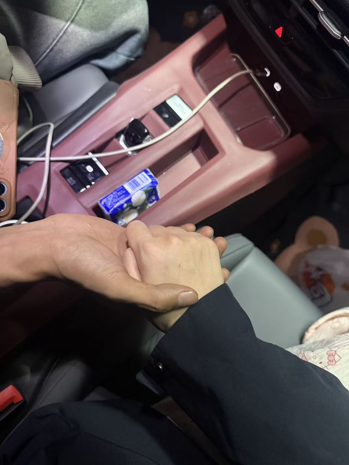 车里牵在一起的两只手