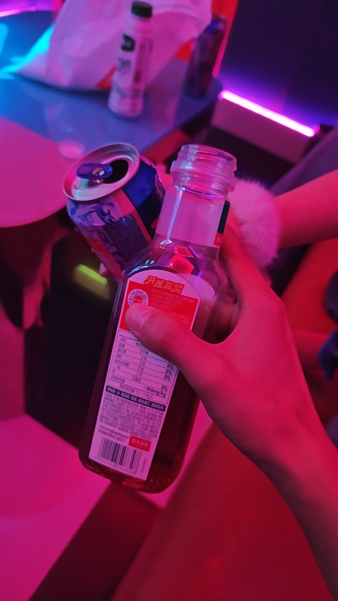 霓虹灯下碰杯